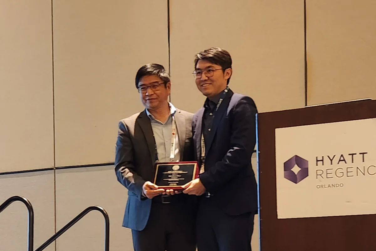 Wei-Chun Chou receiving the AACT JOINN Biomere award.